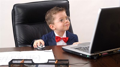 צילום אילוסטרציה: ילד יושב במשרד מול מחשב נייד